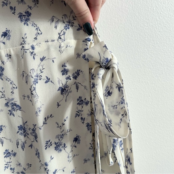 Reformation Ellwood Dress in Sinead White Blue Floral sz Medium Flutter Sleeves - Picture 8 of 12